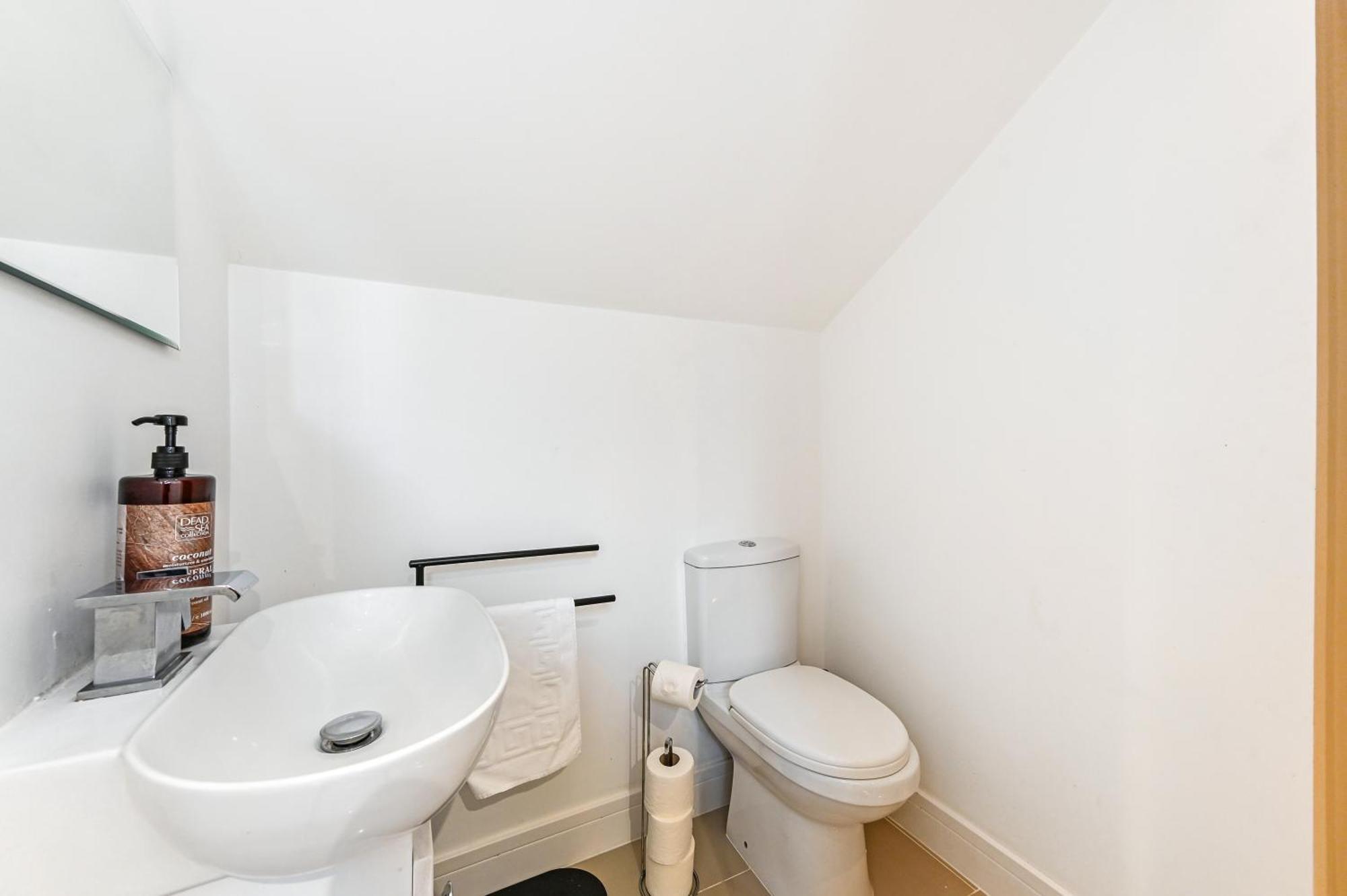 Family 1 Bed Apt Near Cardiff City Centre, Free Parking, Quiet, Secure Neighbourhood エクステリア 写真
